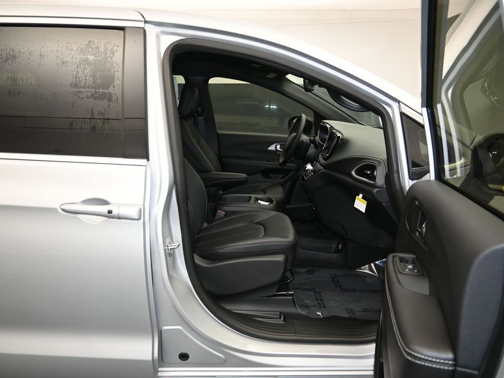 New 2026 Chrysler Pacifica Select FWD image 26