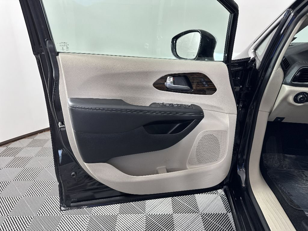 Used 2023 Chrysler Pacifica Limited FWD image 26