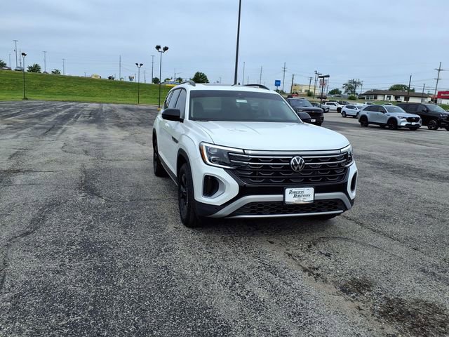 Used 2025 Volkswagen Atlas Peak Edition SE AWD/4WD image 5