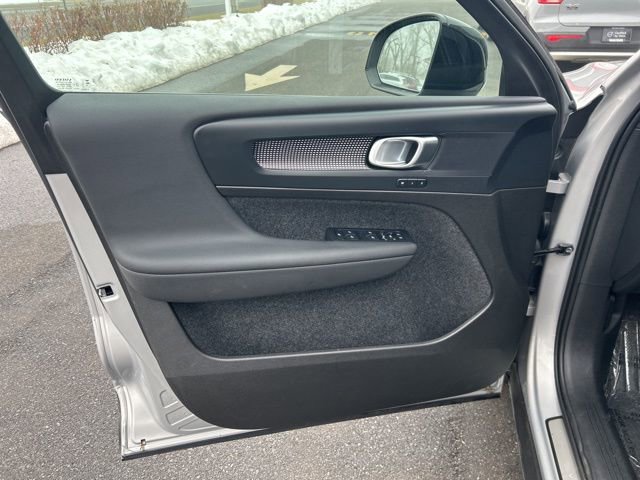 Certified 2025 Volvo XC40 B5 Plus AWD/4WD image 16