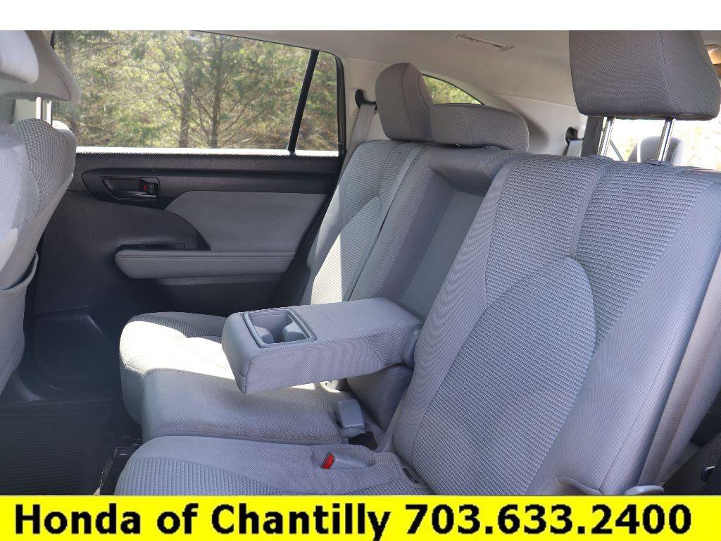 Used 2022 Toyota Highlander LE AWD/4WD image 23