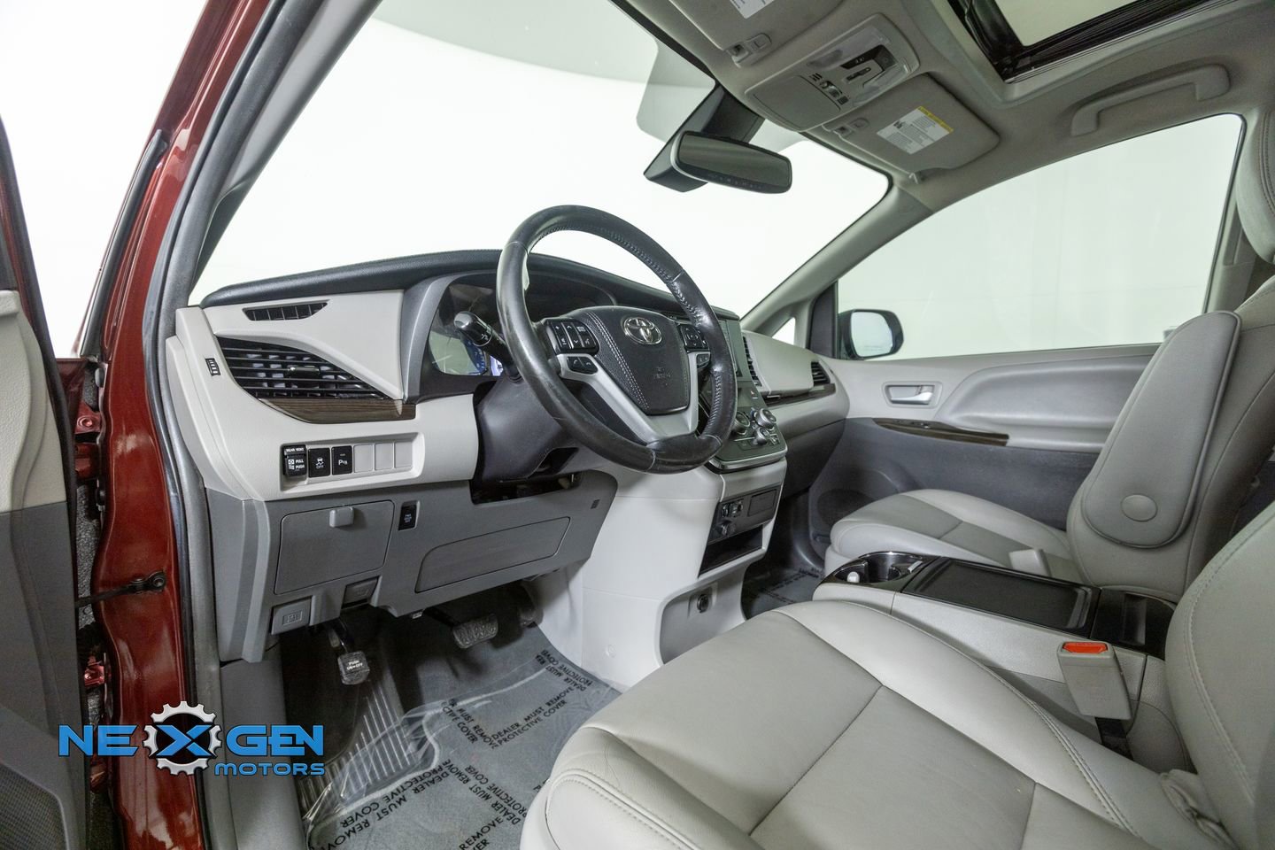 Used 2019 Toyota Sienna XLE w/ XLE Navigation Package image 10