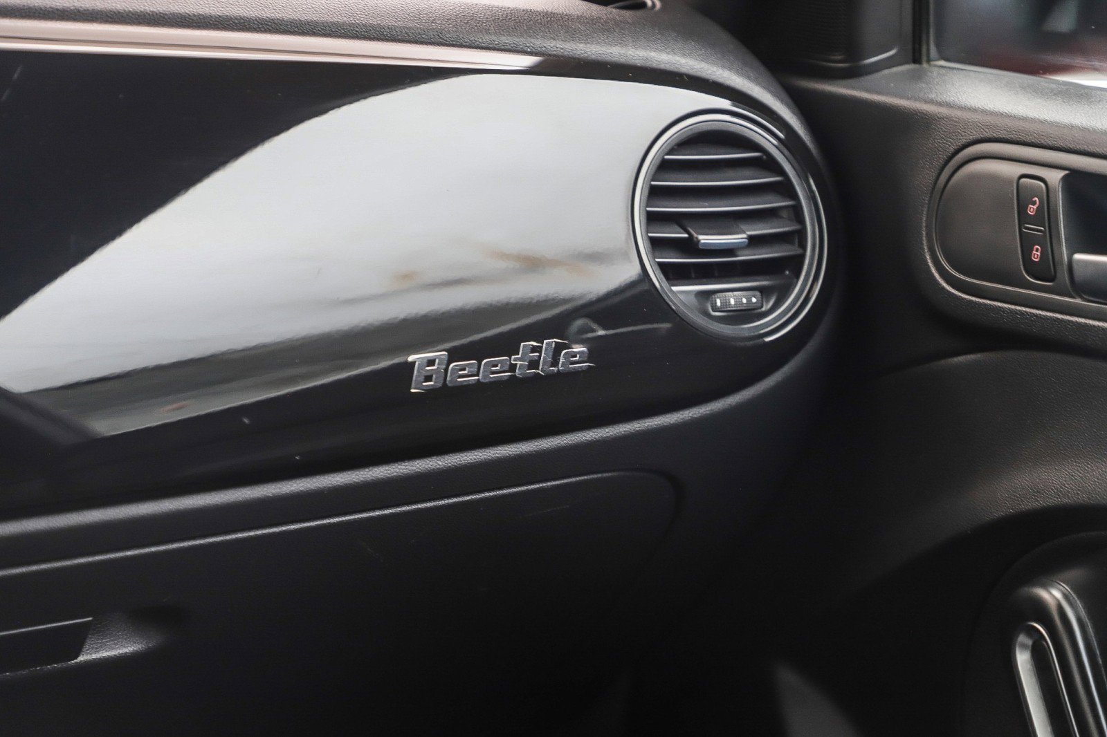 Used 2018 Volkswagen Beetle 2.0T S FWD image 17