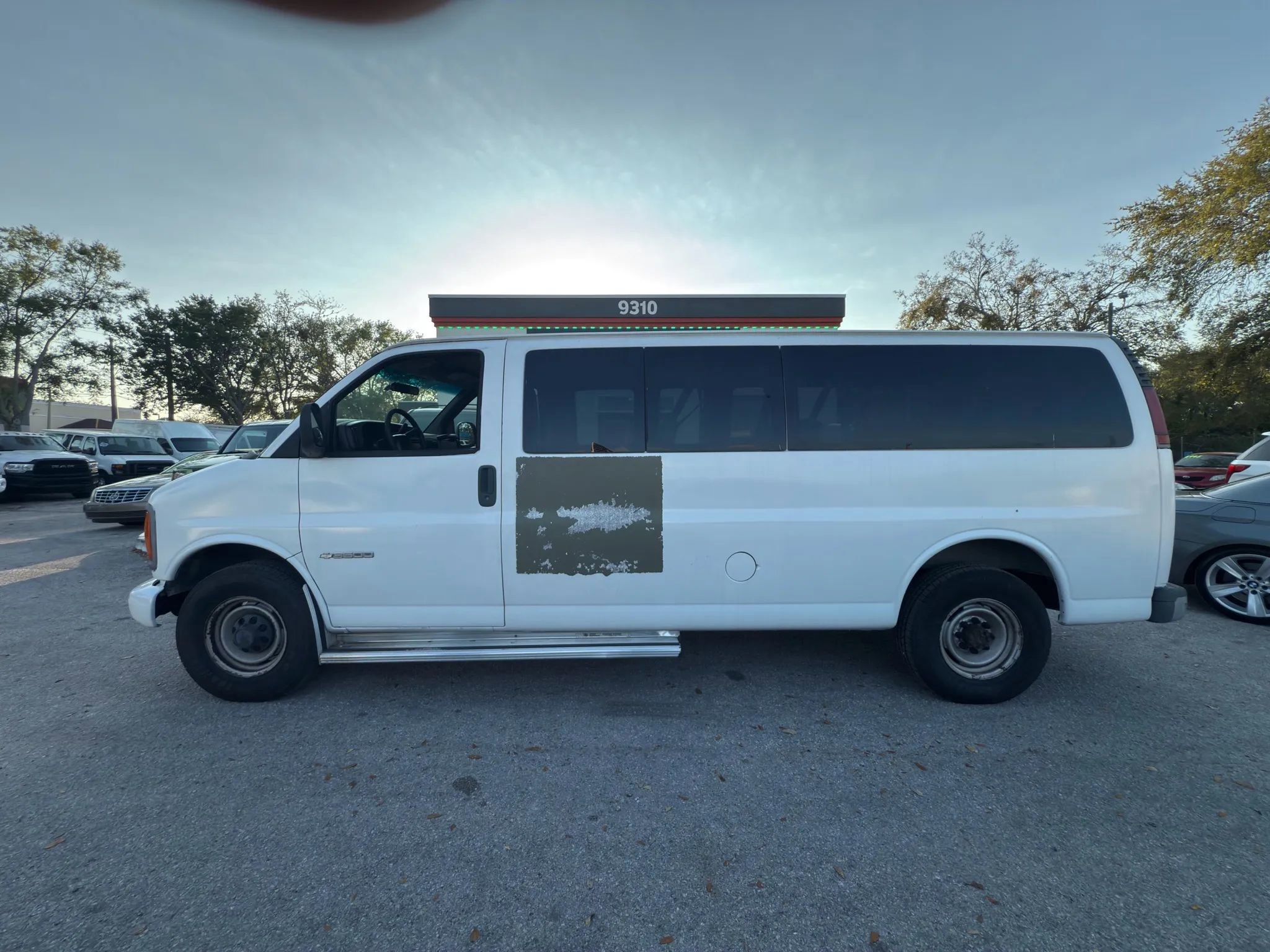 Used 2002 Chevrolet Express 3500 Extended Passenger image 2