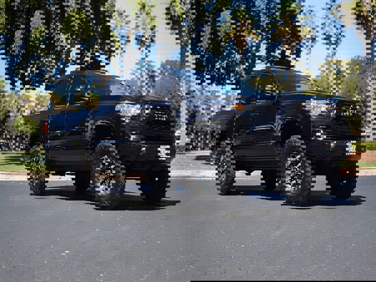 Used 2018 Toyota Tacoma SR5 image 2