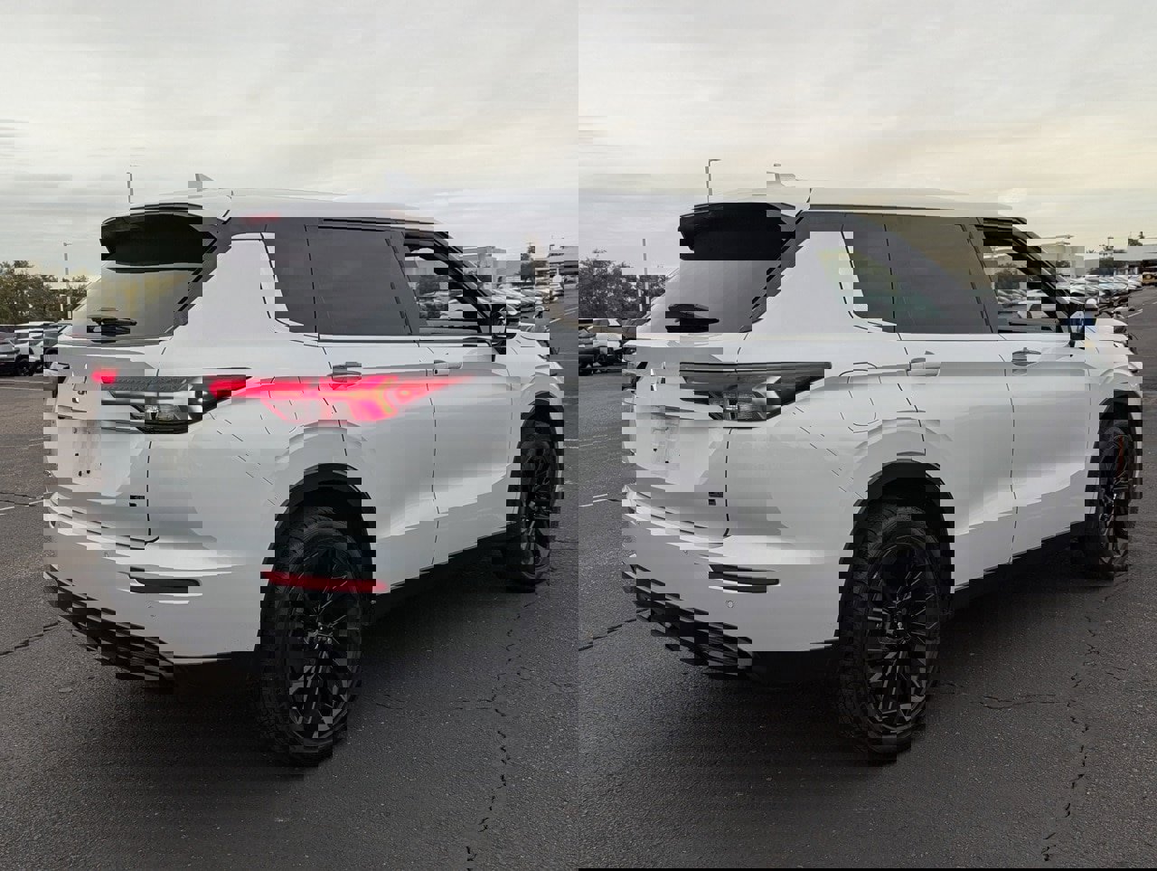 Used 2023 Mitsubishi Outlander SE Black Edition image 6