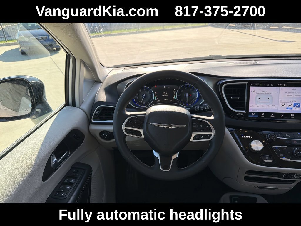 Used 2024 Chrysler Pacifica Touring-L FWD image 13