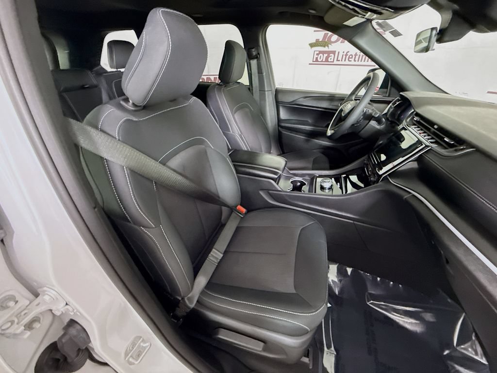 Used 2025 Jeep Grand Cherokee Laredo X AWD/4WD image 31