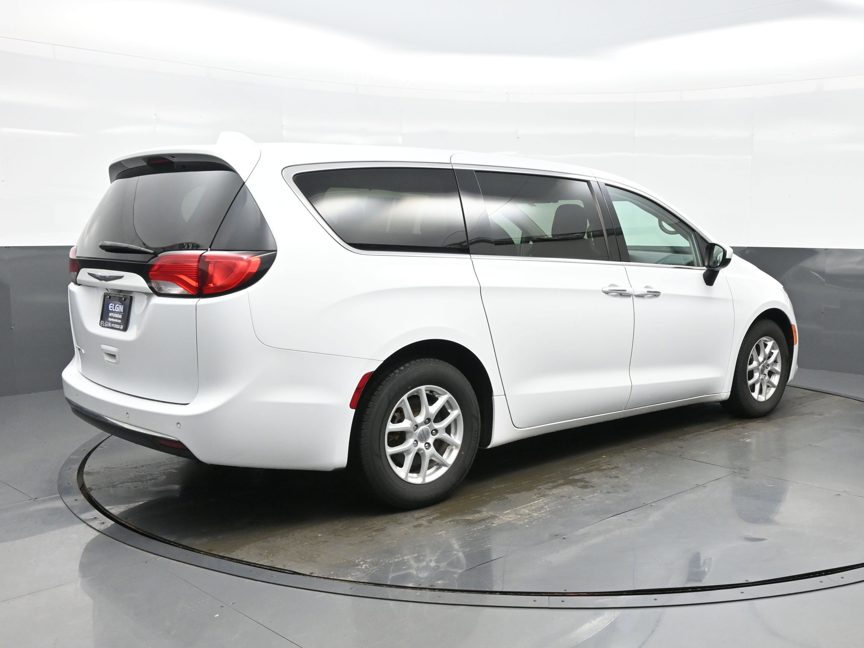 Used 2017 Chrysler Pacifica Touring Plus image 6