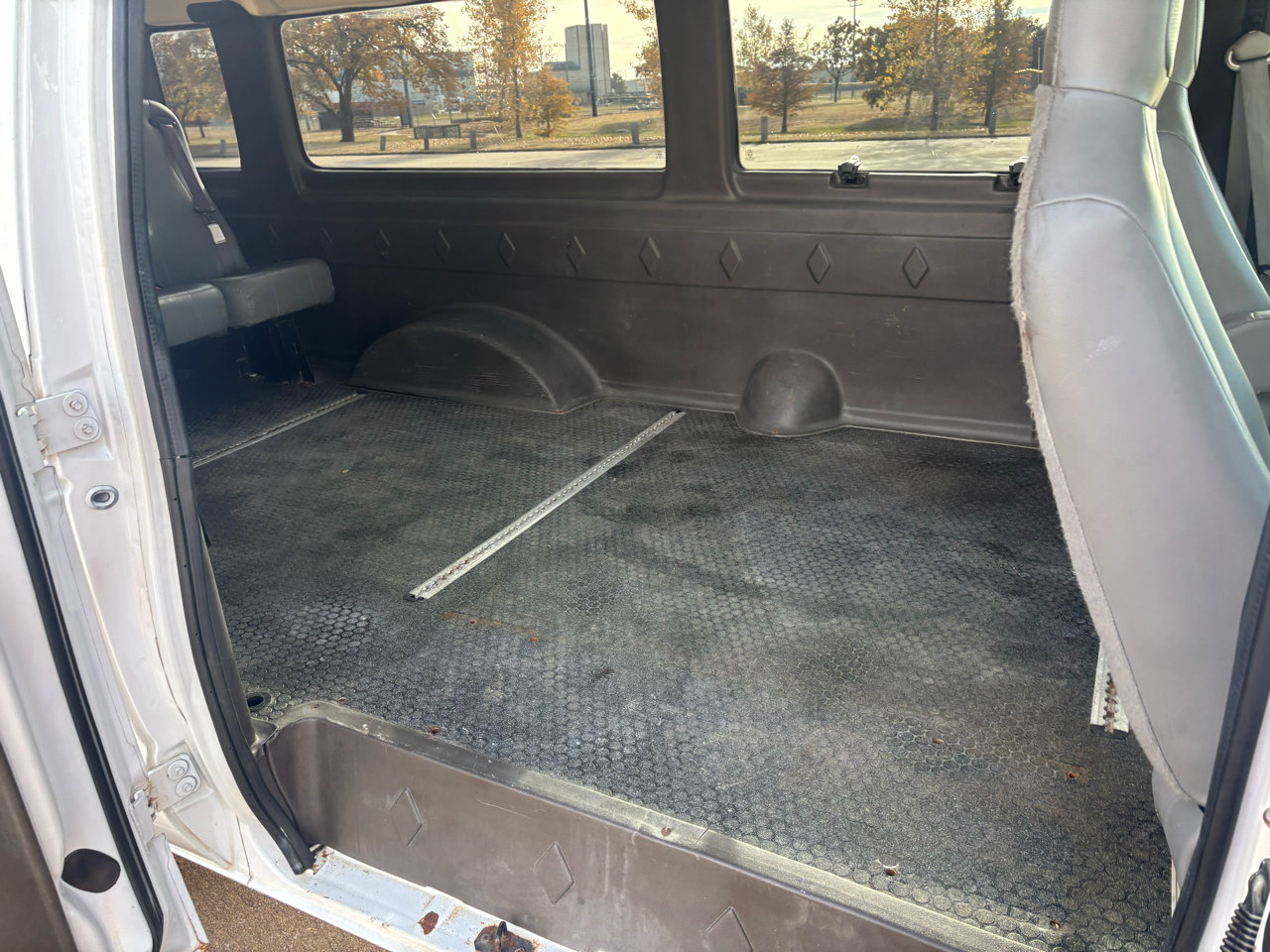 Used 2014 Ford E-150 and Econoline 150 Extended w/ Power Group image 10