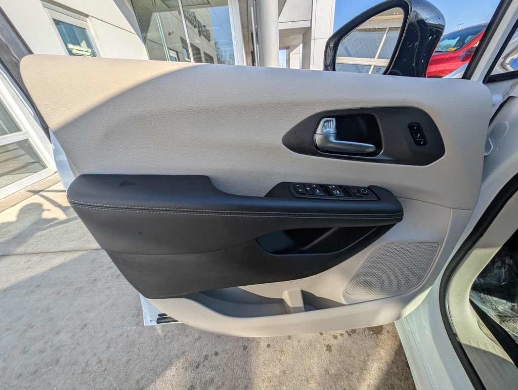 Used 2024 Chrysler Pacifica Touring-L FWD image 38