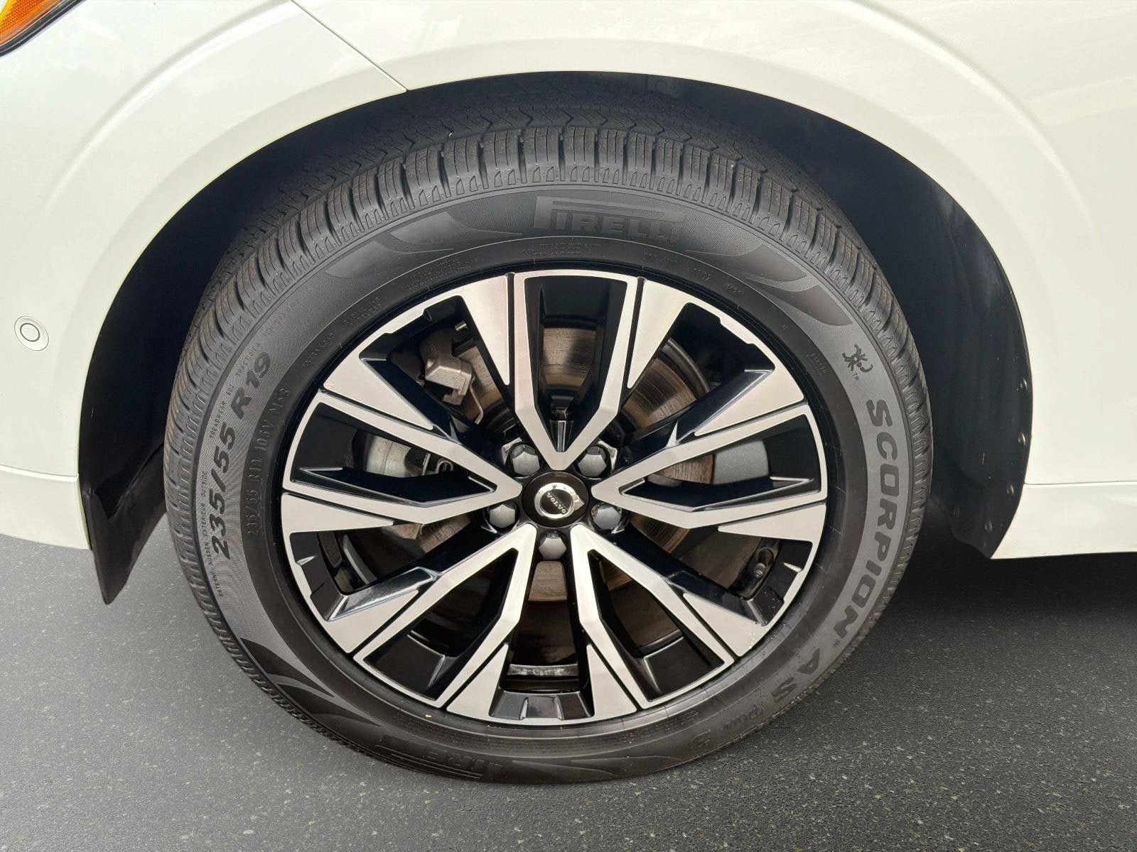 Certified 2024 Volvo XC60 B5 Plus w/ Protection Package Premier AWD/4WD image 10