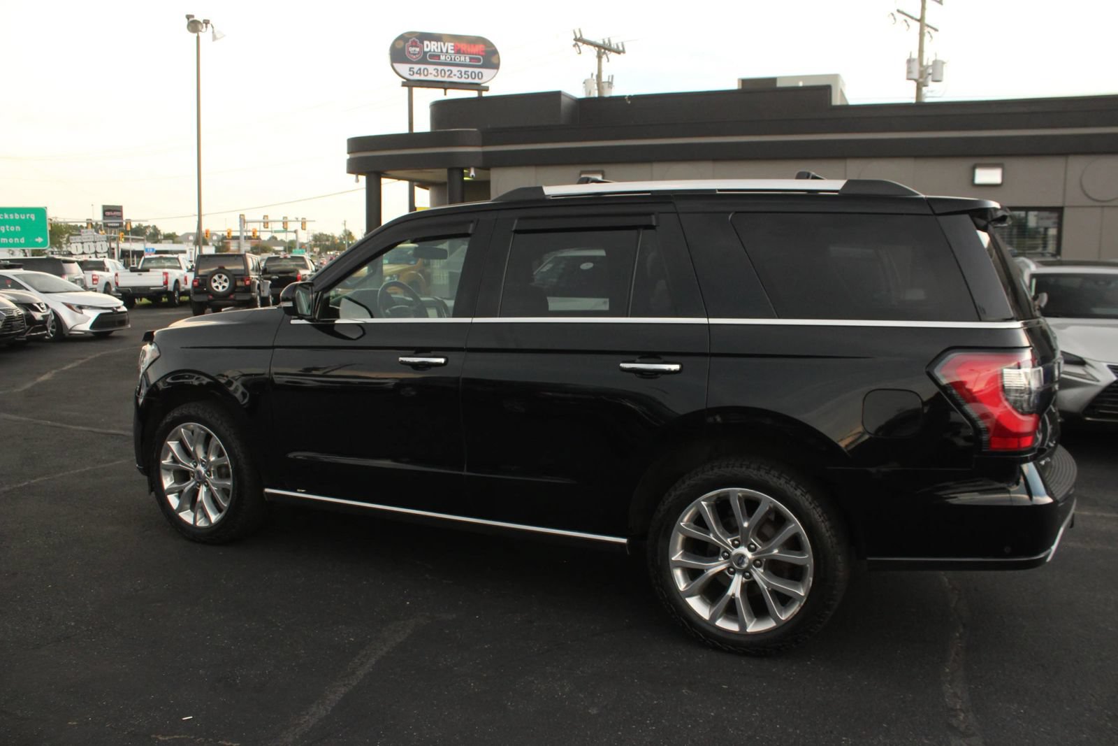 Used 2018 Ford Expedition Limited w/ Equipment Group 302A AWD/4WD image 5