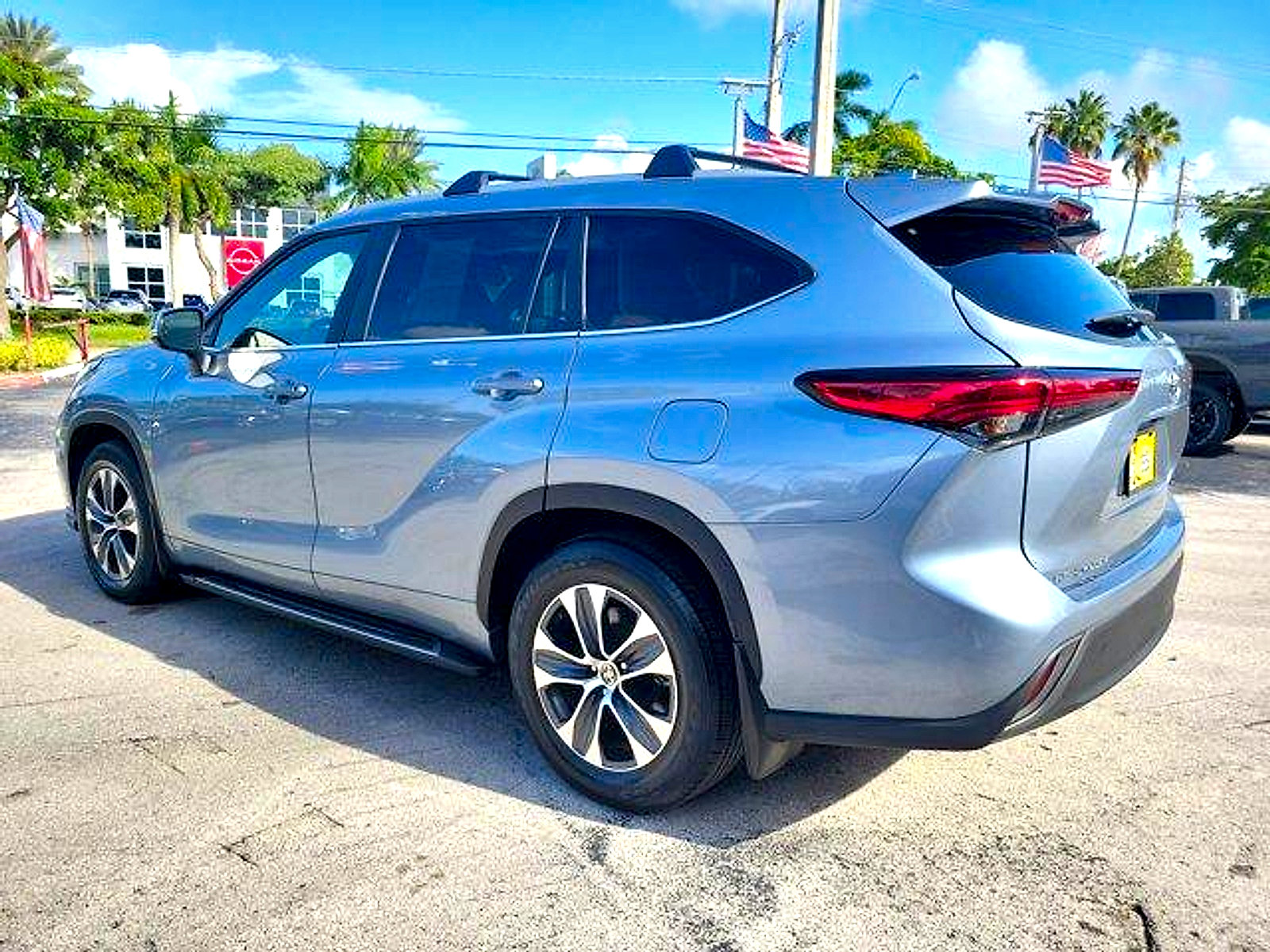 Used 2023 Toyota Highlander XLE FWD image 5