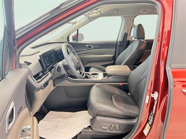 Used 2025 Kia Carnival EX image 18