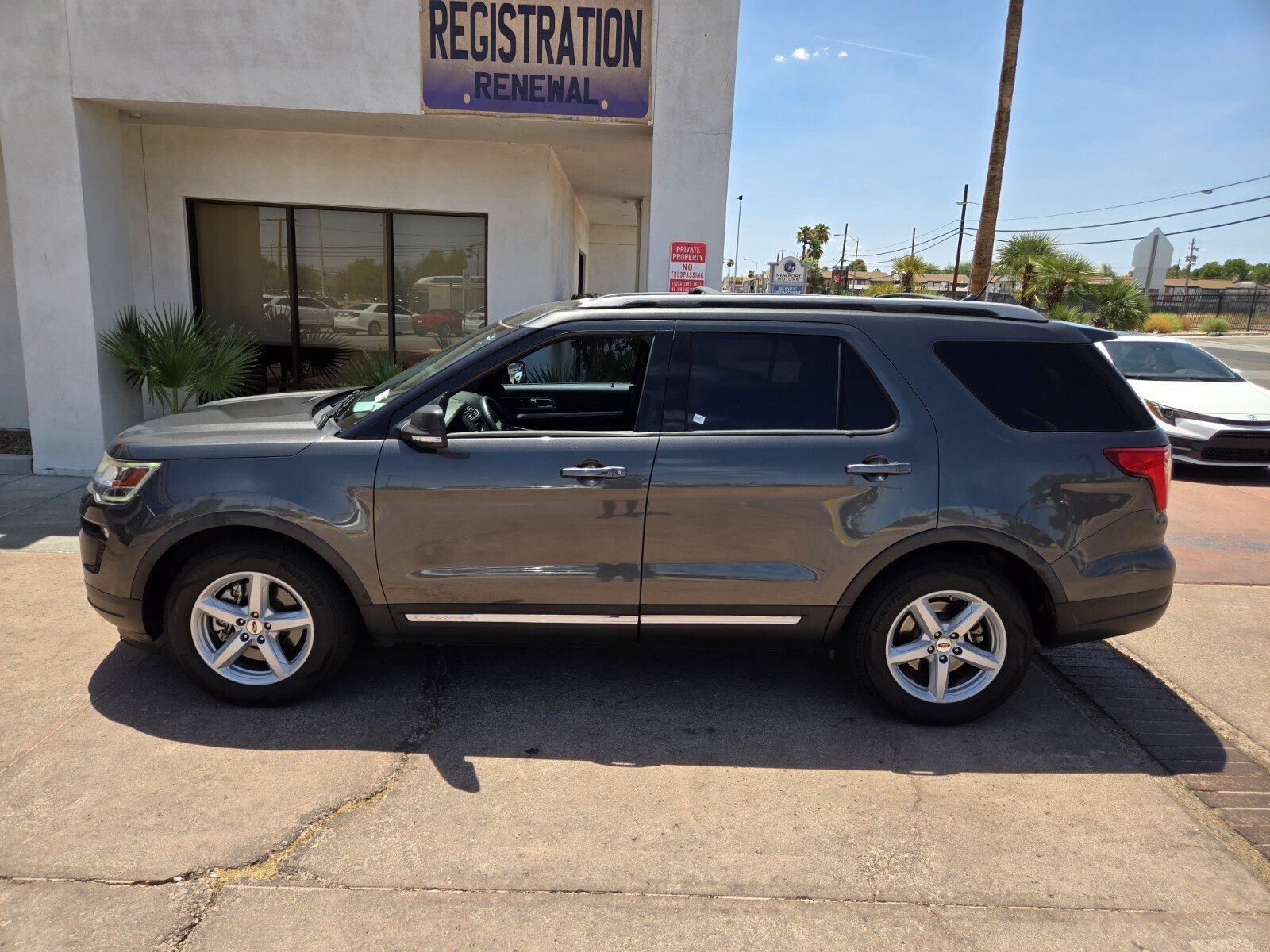 Used 2019 Ford Explorer XLT w/ Equipment Group 202A FWD image 2