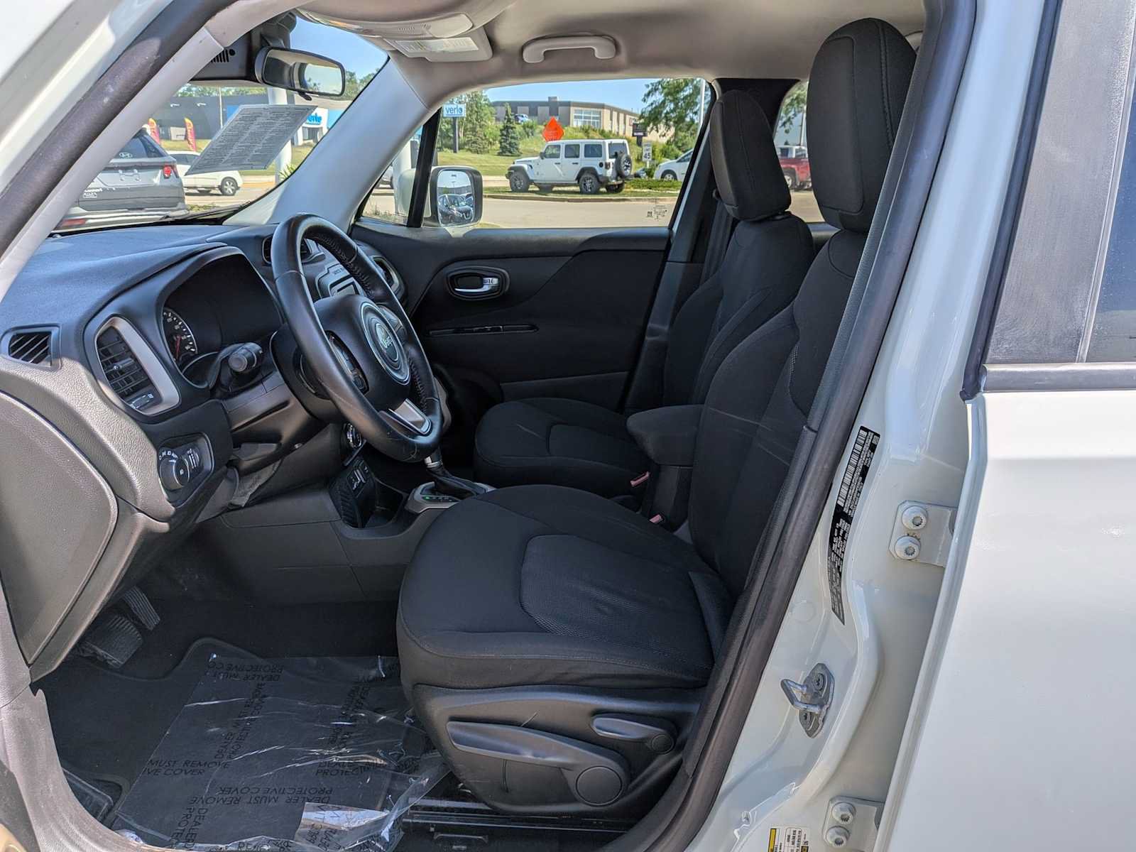 Used 2017 Jeep Renegade Latitude FWD image 15