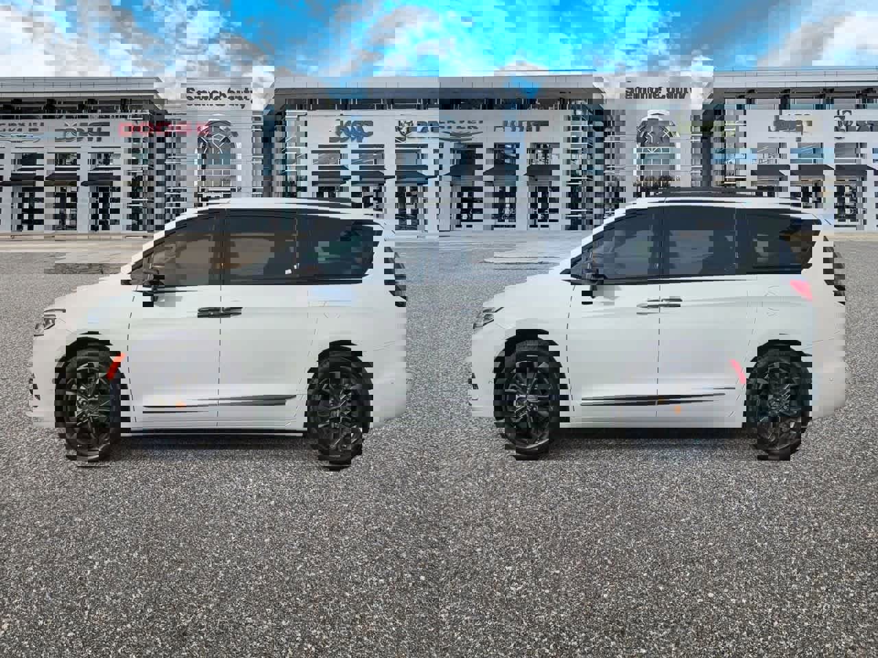 Used 2024 Chrysler Pacifica Touring-L w/ Road Tripper Package image 5