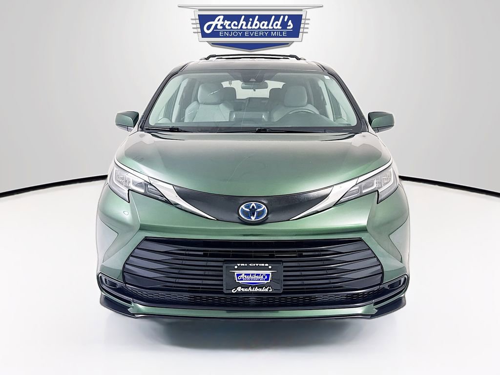 Used 2022 Toyota Sienna LE image 2