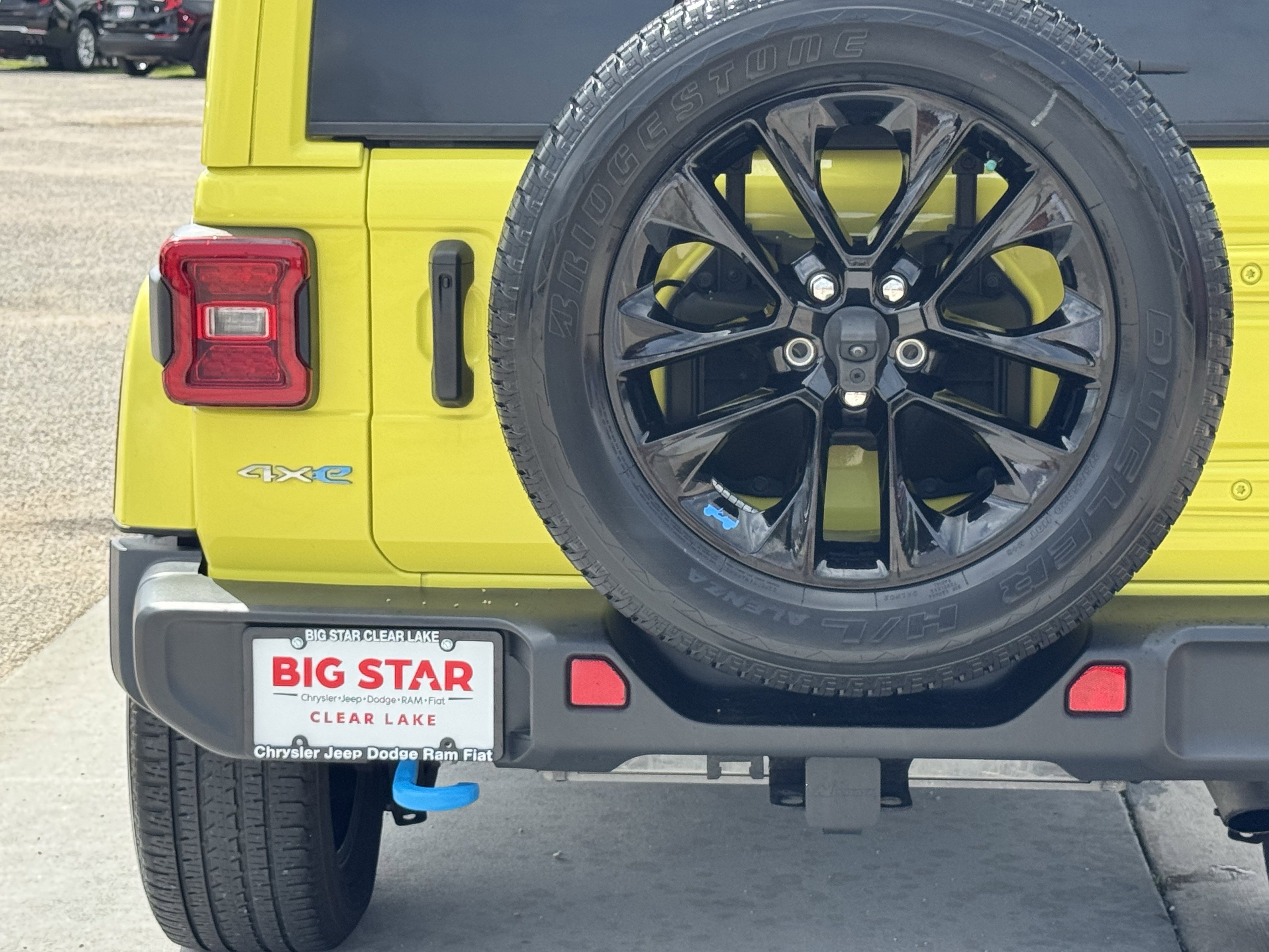 Used 2023 Jeep Wrangler Sahara AWD/4WD image 11