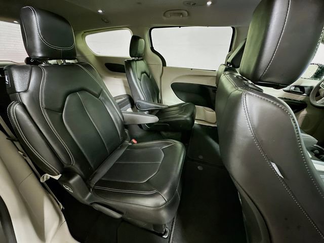 Used 2024 Chrysler Pacifica Touring-L image 27