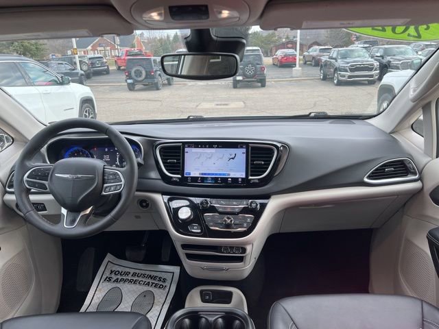 Used 2024 Chrysler Pacifica Touring-L image 15