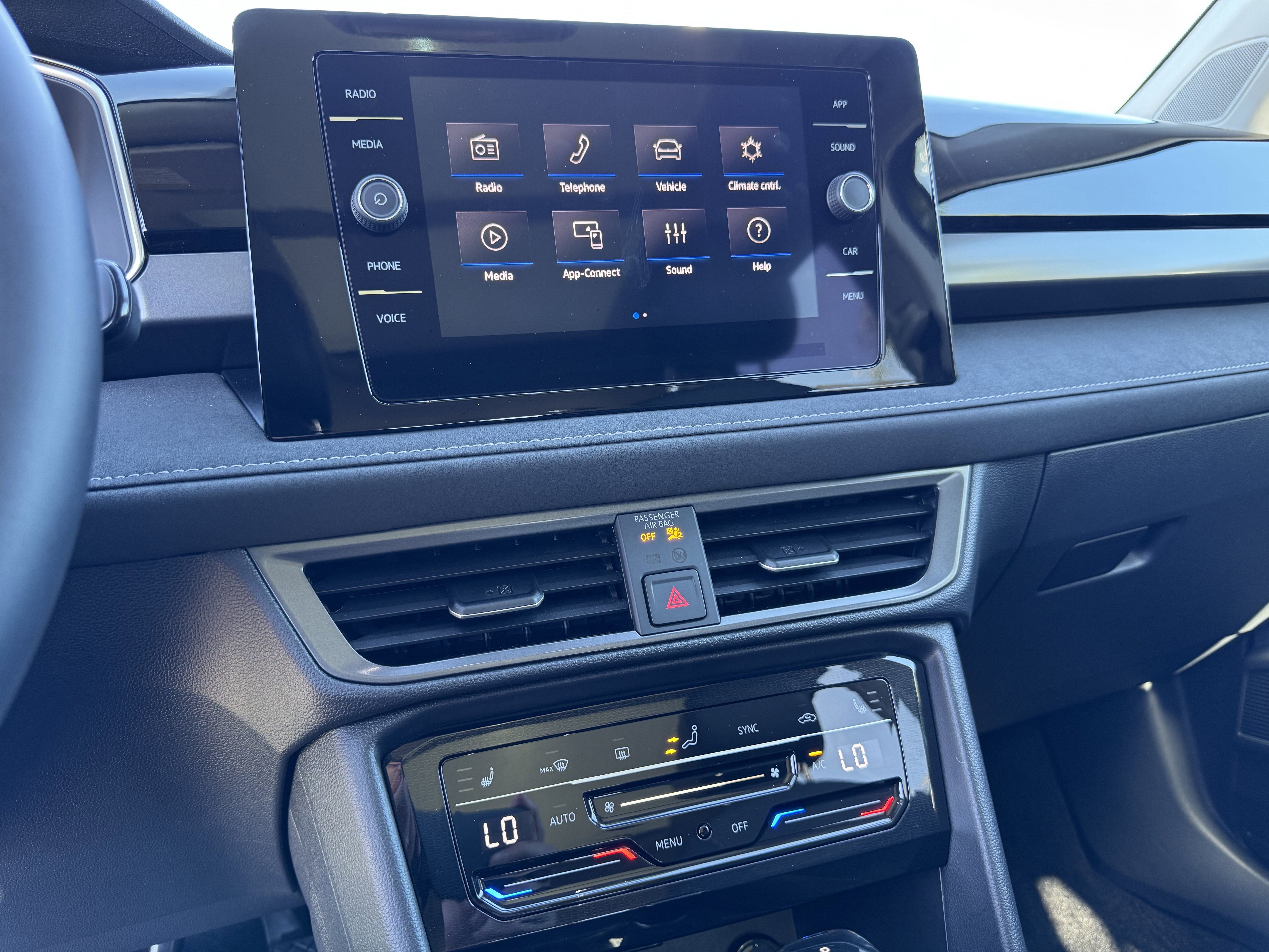 Certified 2025 Volkswagen Taos SE image 25