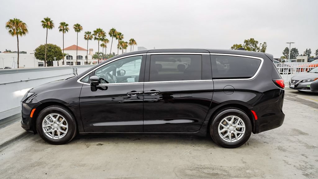 New 2027 Chrysler Pacifica Select FWD image 14