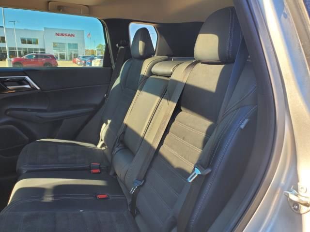 Used 2023 Mitsubishi Outlander SE image 13