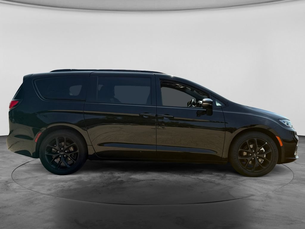 Used 2025 Chrysler Pacifica Limited FWD image 10