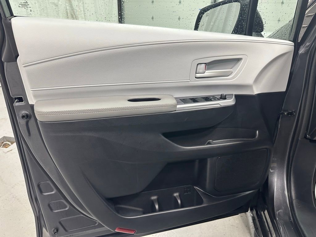Used 2025 Toyota Sienna LE image 8