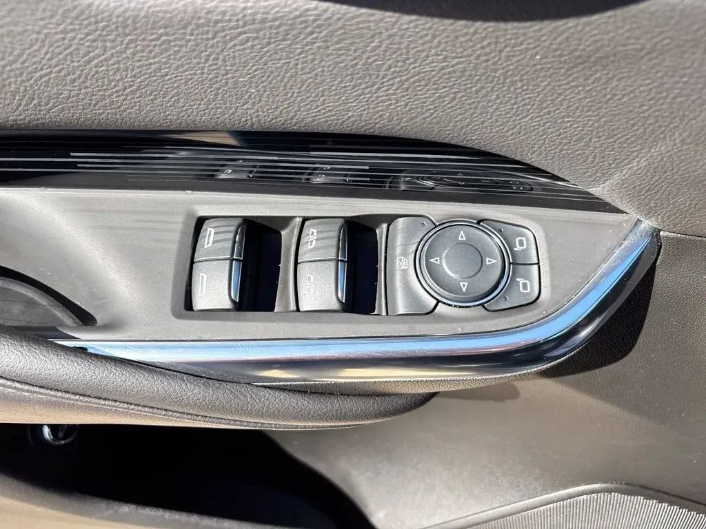 Used 2024 Cadillac XT4 Luxury w/ Cold Weather Package AWD/4WD image 23
