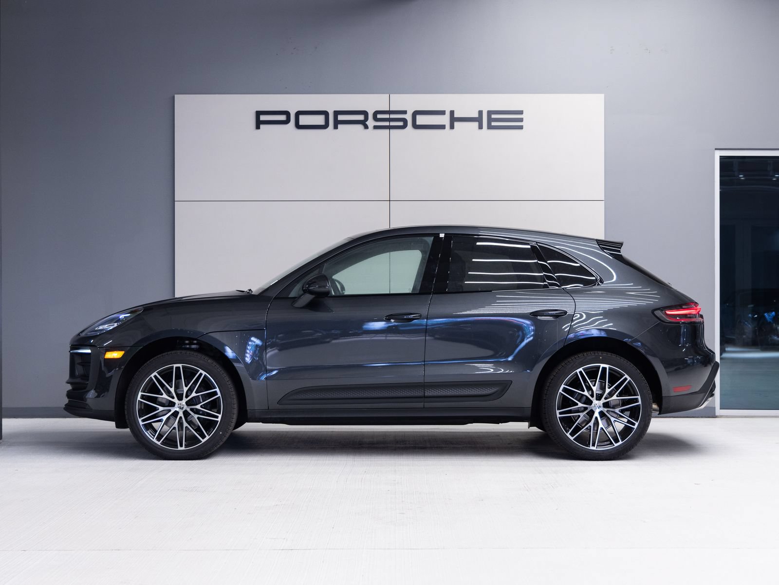 Certified 2026 Porsche Macan AWD/4WD image 2
