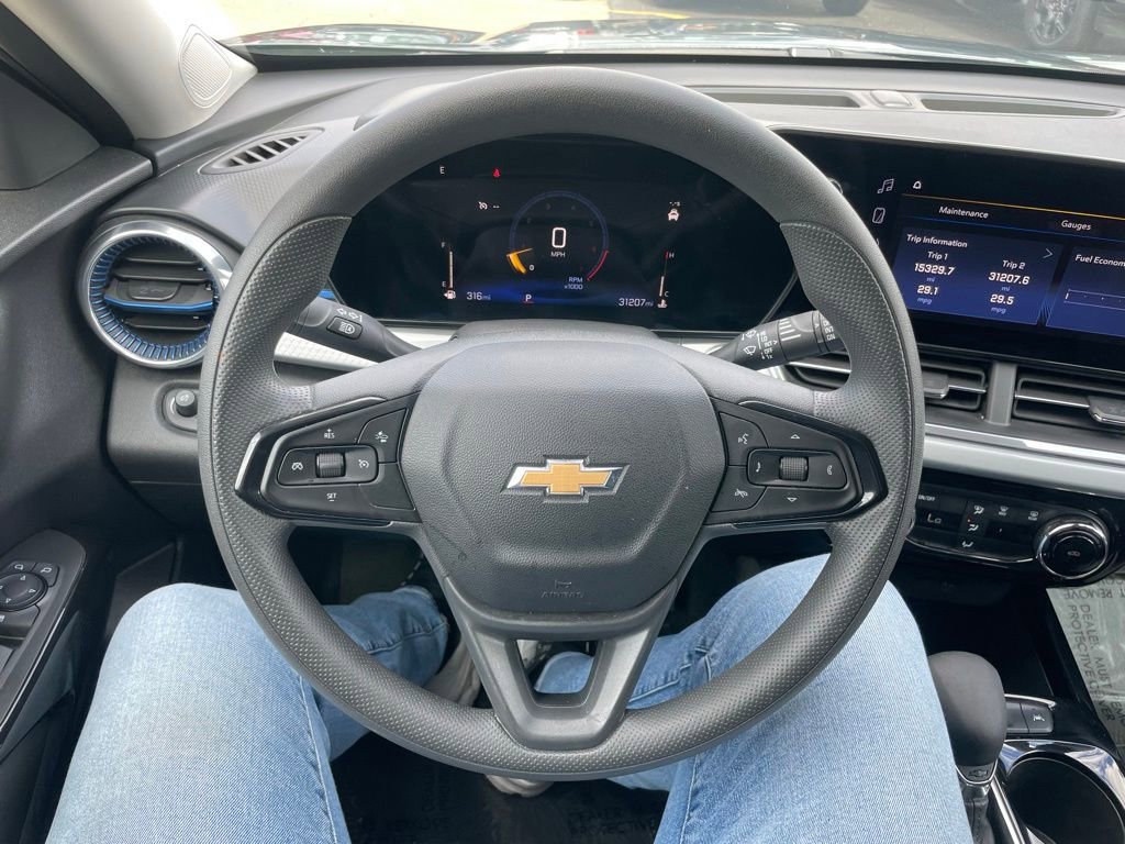 Used 2025 Chevrolet Trax LT FWD image 20