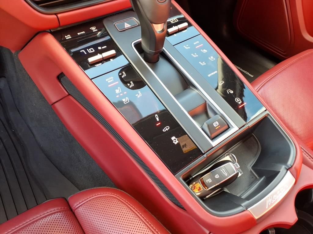 Used 2023 Porsche Macan Turbo image 29