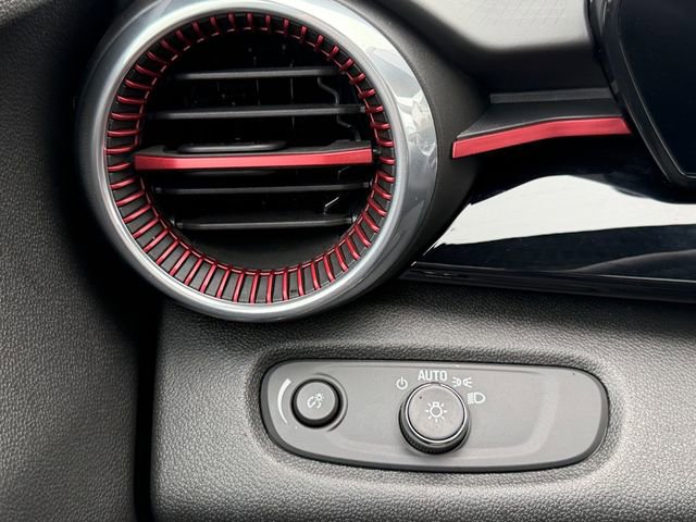 Used 2025 Chevrolet Trax RS w/ Sunroof Package image 18