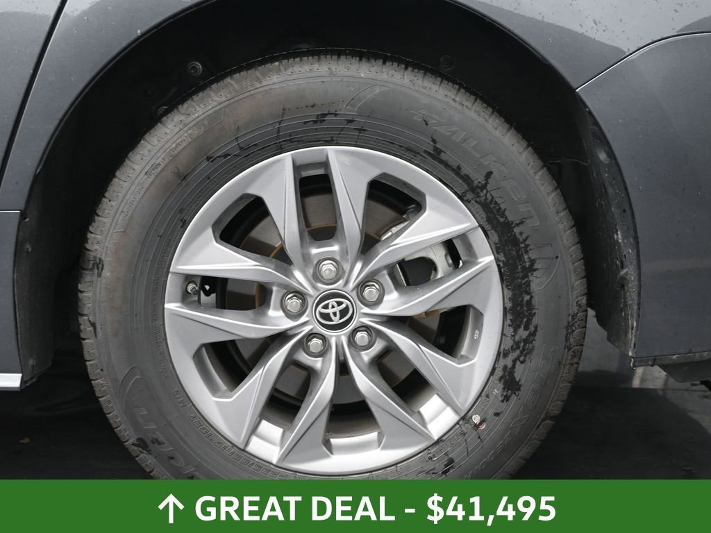 Used 2025 Toyota Sienna LE image 18