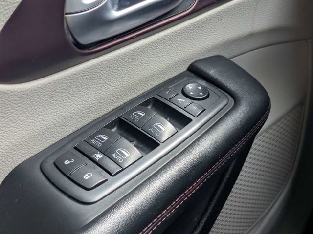 Used 2020 Chrysler Pacifica Limited FWD image 24