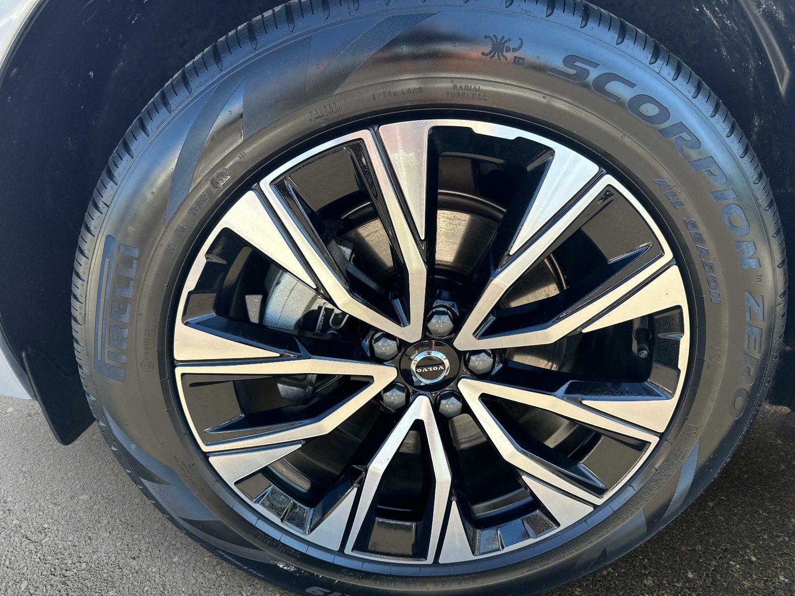 Certified 2025 Volvo XC60 B5 Plus image 9