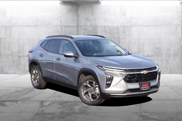 Used 2025 Chevrolet Trax LT image 2