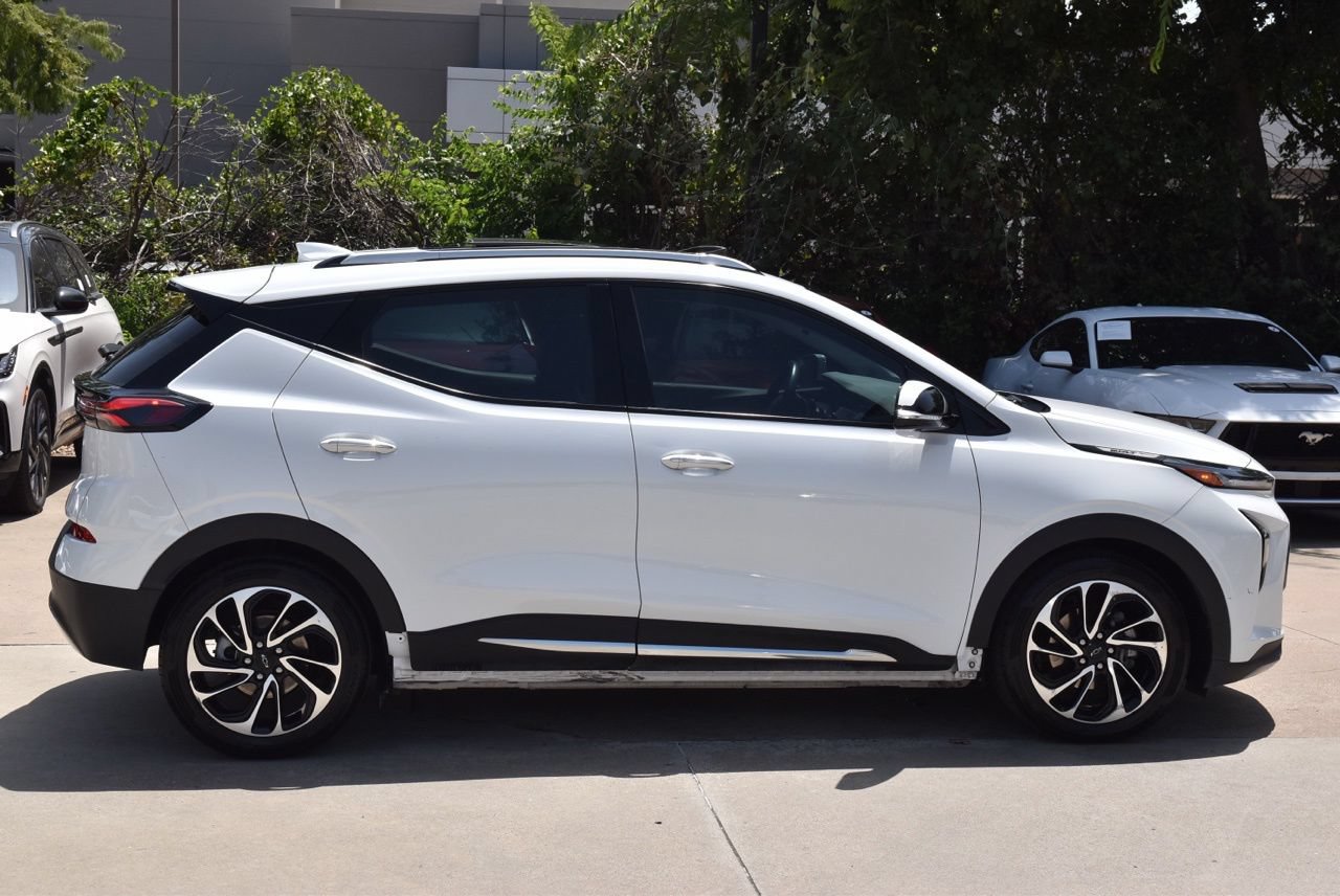 Used 2023 Chevrolet Bolt EUV Premier w/ Sun & Sound Package FWD image 6
