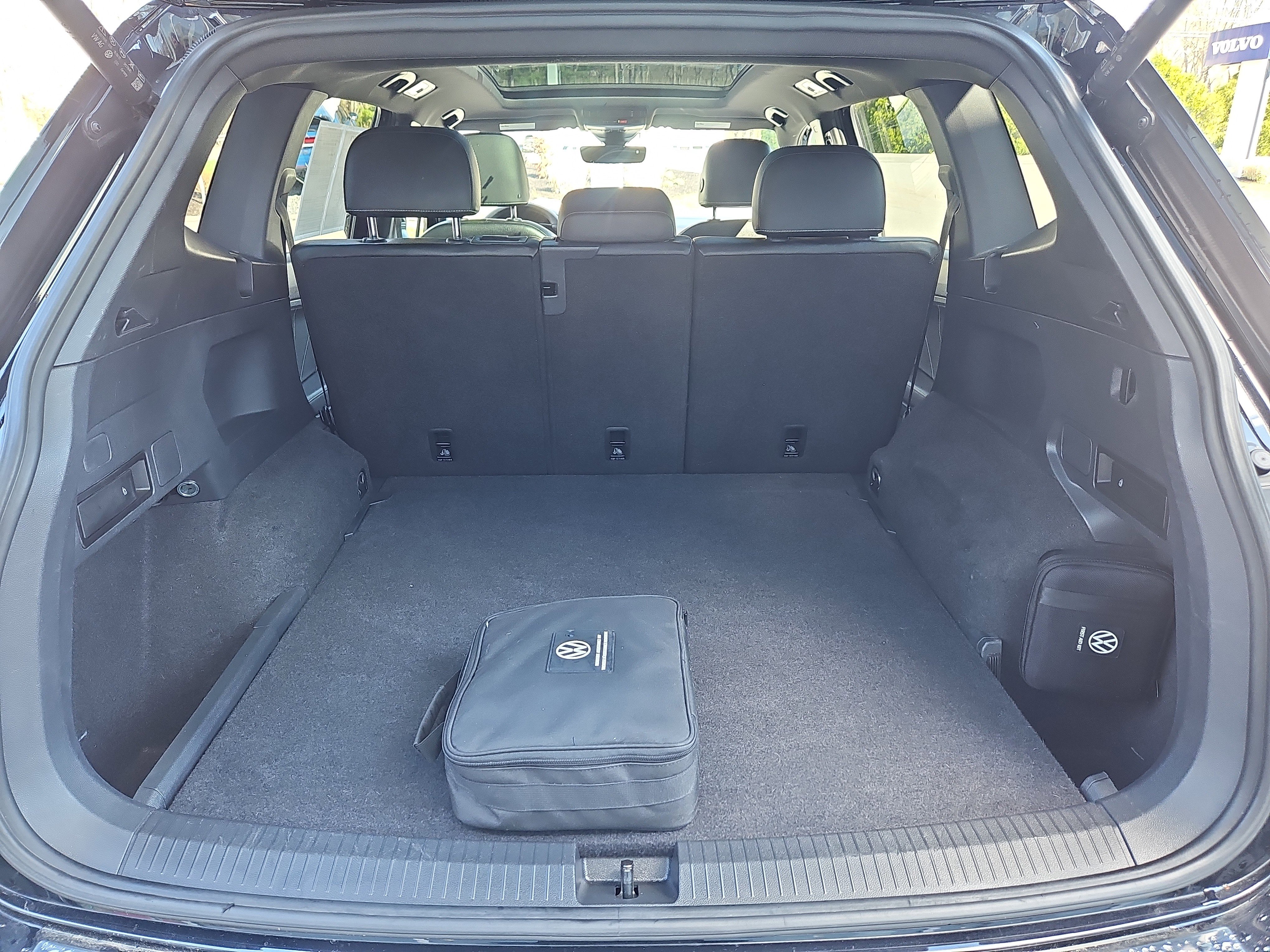 Used 2022 Volkswagen Tiguan SEL R-Line image 36