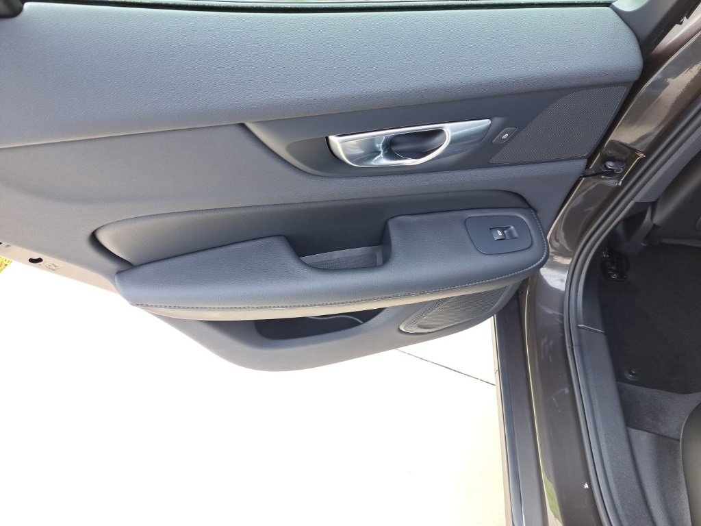 Used 2025 Volvo S60 B5 Core image 10