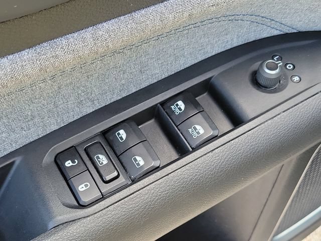 Used 2024 Jeep Compass Latitude AWD/4WD image 17