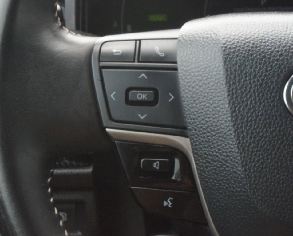Used 2025 Toyota Camry SE FWD image 9