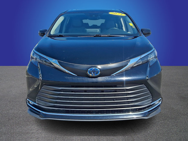 Used 2024 Toyota Sienna XLE FWD image 2