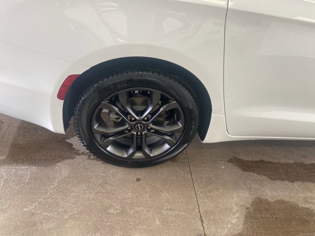 New 2026 Chrysler Pacifica Select FWD image 16