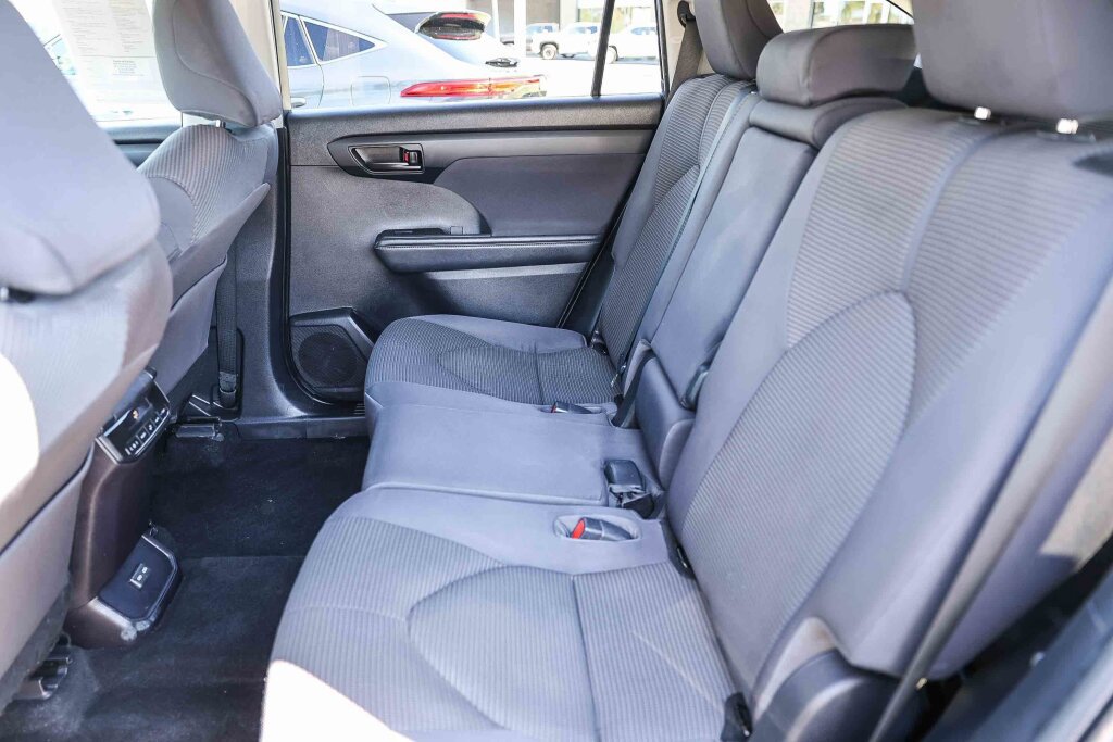 Used 2023 Toyota Highlander LE image 9