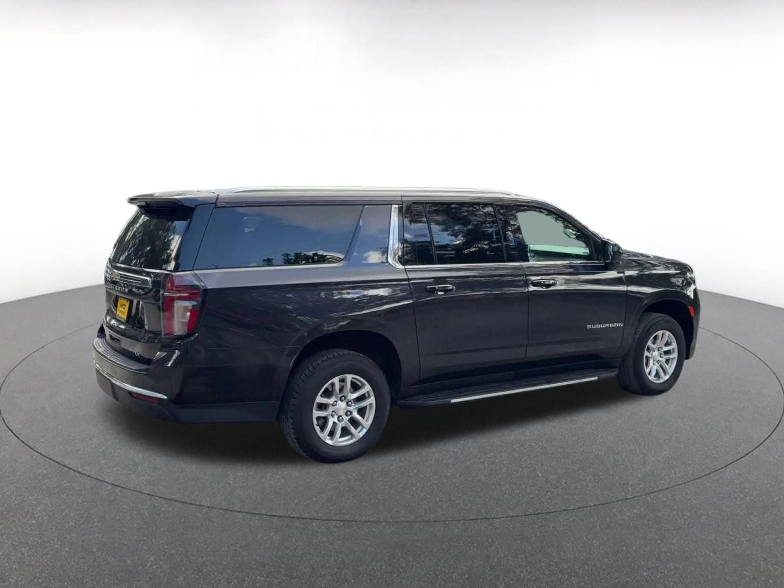 Used 2024 Chevrolet Suburban LT RWD image 14