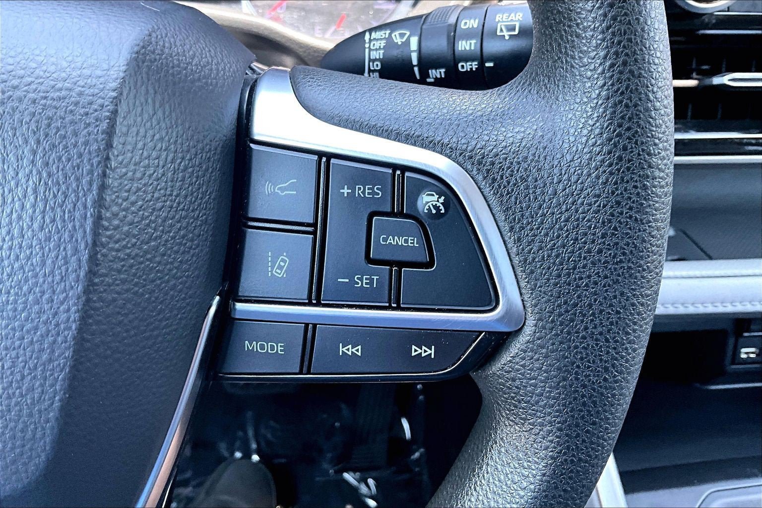 Used 2021 Toyota Highlander L AWD/4WD image 17